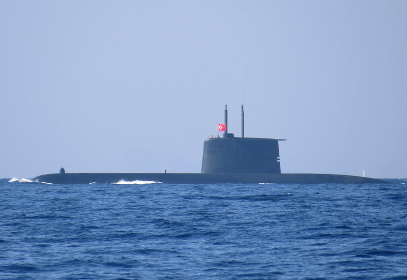 Турецкая подлодка встретила российский корабль в Дарданеллы