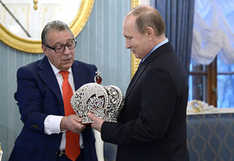 Путин отказался примерить корону