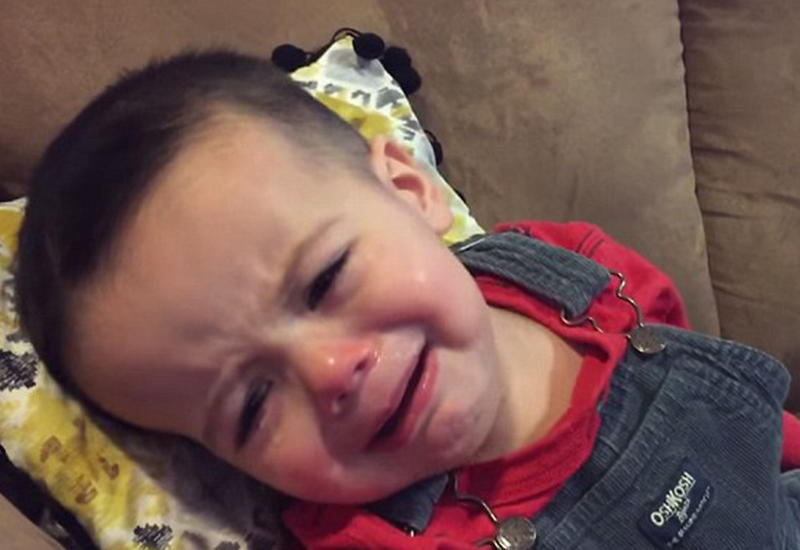 Удивительная реакция плачущего малыша на песню Адель