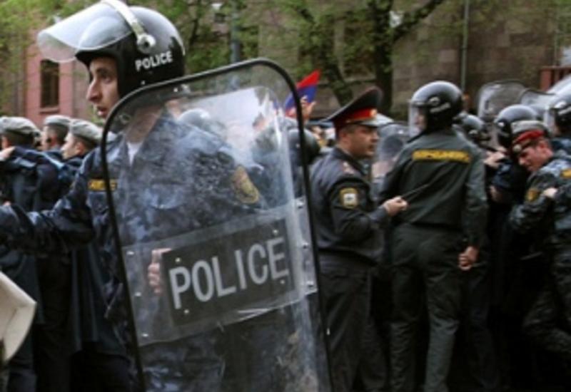 Полицию стянули к зданию армянского парламента