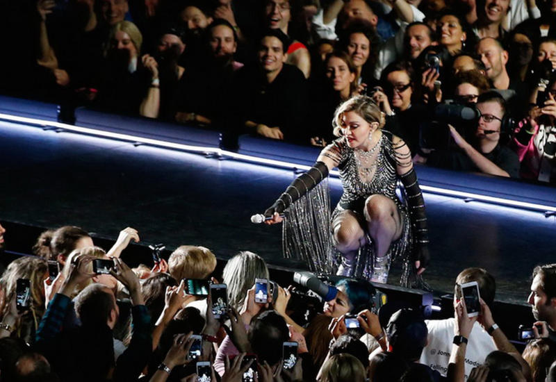 Мадонна оседлала своего танцора прямо на сцене