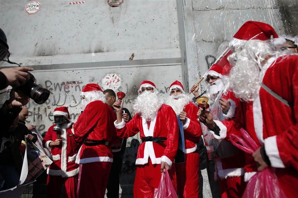 Санта-Клаусы из Палестины подрались с израильскими военными