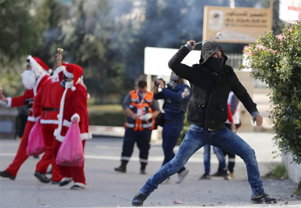 Санта-Клаусы из Палестины подрались с израильскими военными