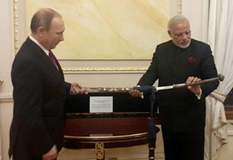 Путин подарил премьеру Индии меч