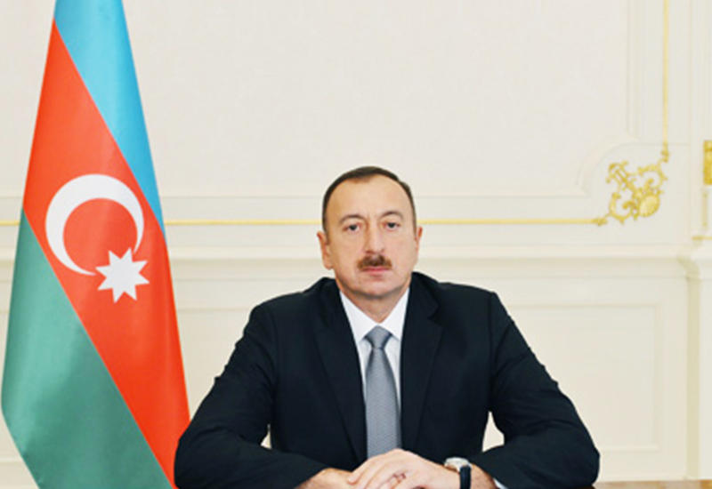 Президент Ильхам Алиев поздравил украинского коллегу