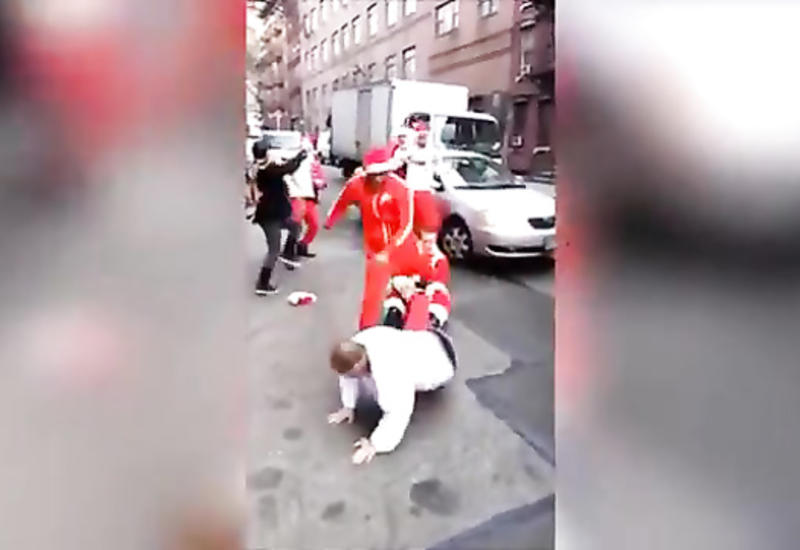 Санта-Клаусы устроили массовую драку в Нью-Йорке