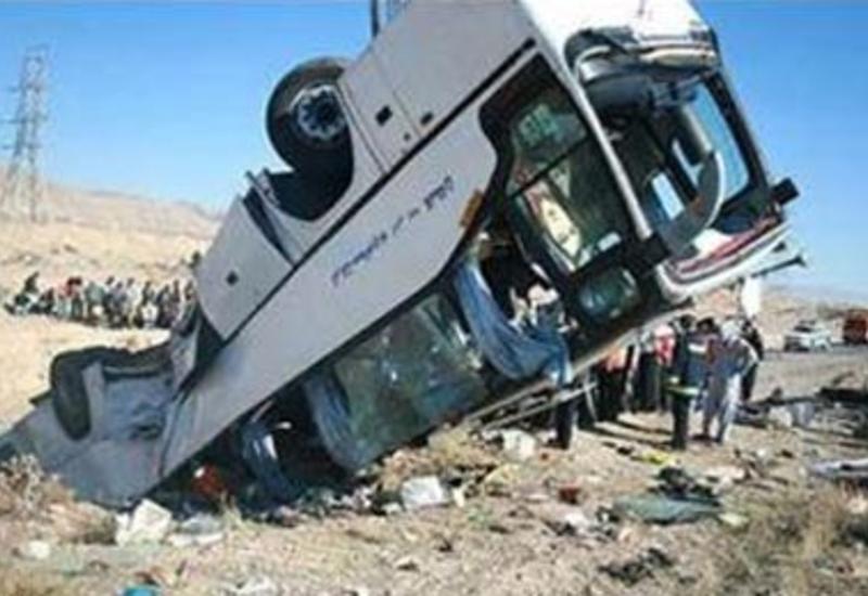 В Турции перевернулся автобус, десятки раненых