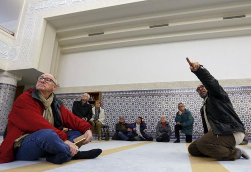 Мечети Франции устроили "день открытых дверей"