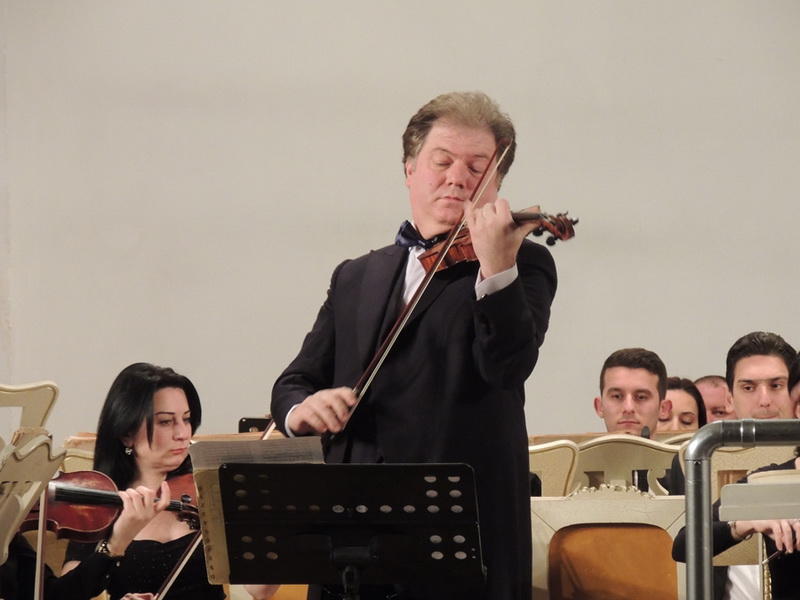 Турецкий скрипач завоевал сердца зрителей Филармонии