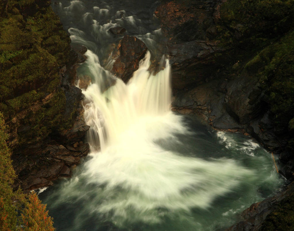 Сама природа. Водопад хелмкен. Водопад хелмкен Канада 4k. Красивый водопад хелмкен. Водопад чудо света.