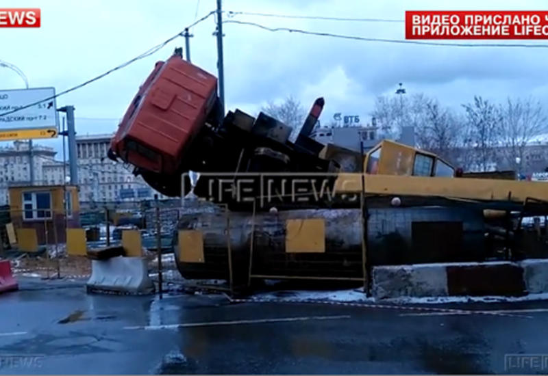 Автокран рухнул на дорогу в Москве