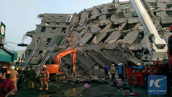 После обрушения 17-этажного дома в Тайнане спасены более 160 человек
