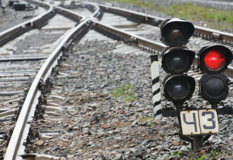 В России поезд смял машину, два человека погибли