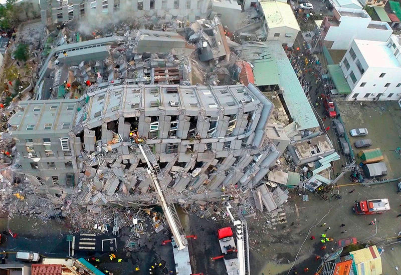 Более 130 человек все еще под завалами обрушившегося в Тайване дома
