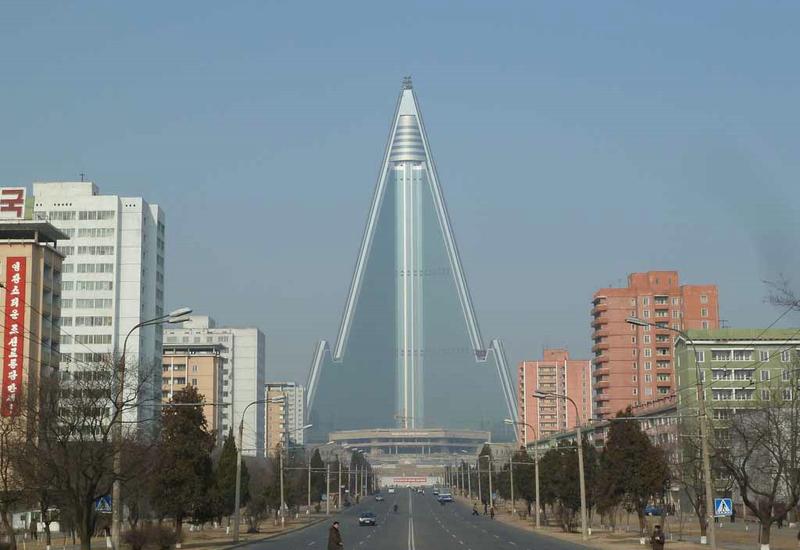 Жители Пхеньяна отмечают запуск спутника