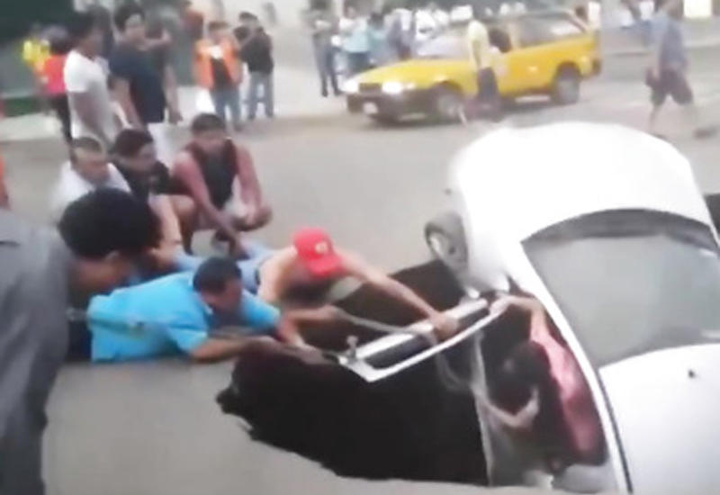 В Перу спасли семью из провалившейся под землю машины