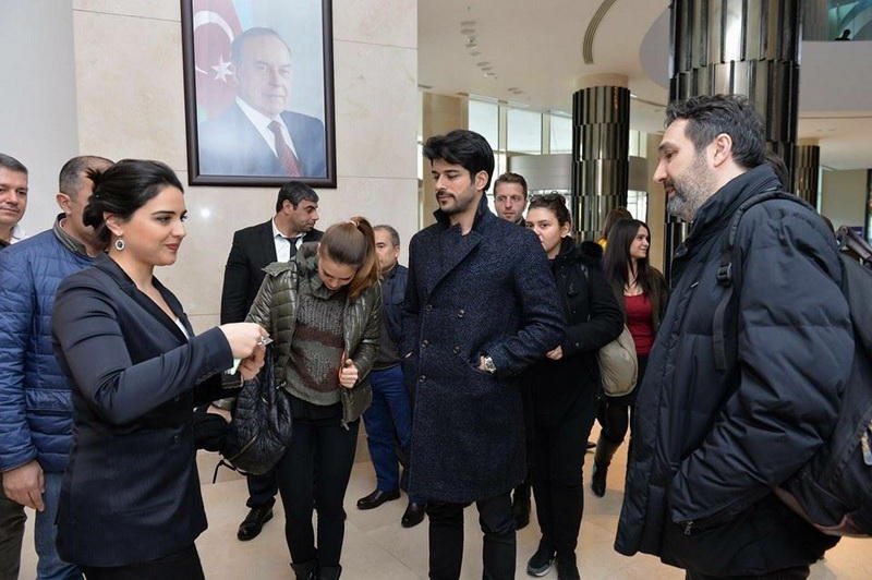 В Баку приехала турецкая звезда Бурак Озчивит