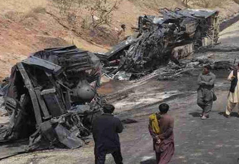 Pakistanda avtomobil qaz tankerinə çırpıldı, 12 nəfər öldü