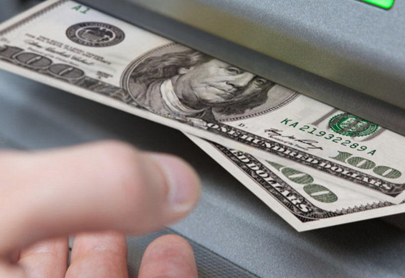 Bakıda dollar dəyişən bankomat quraşdırıldı