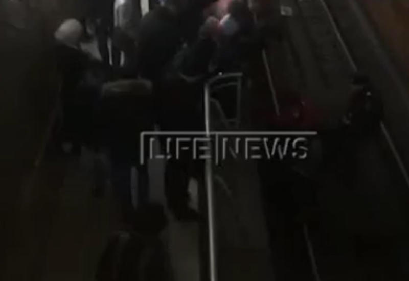 Полицейский и пассажиры выжили при наезде поезда метро в Москве