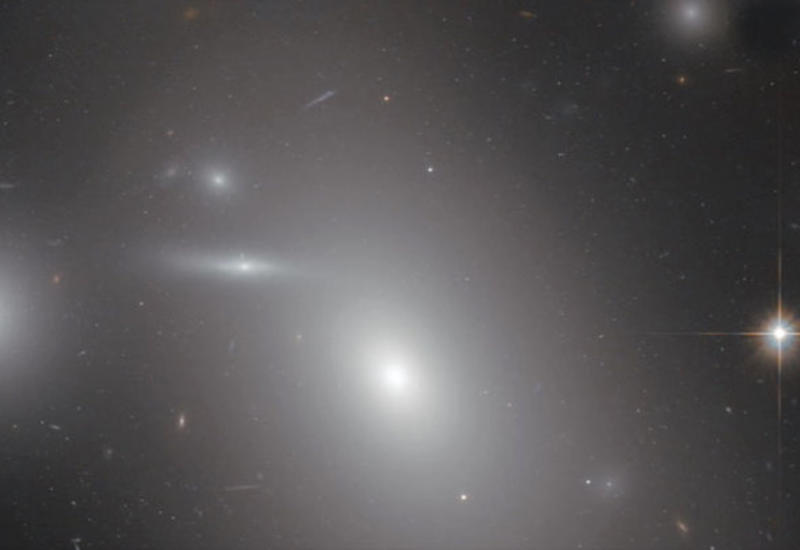 Телескоп "Хаббл" нашел крупнейшую черную дыру во Вселенной