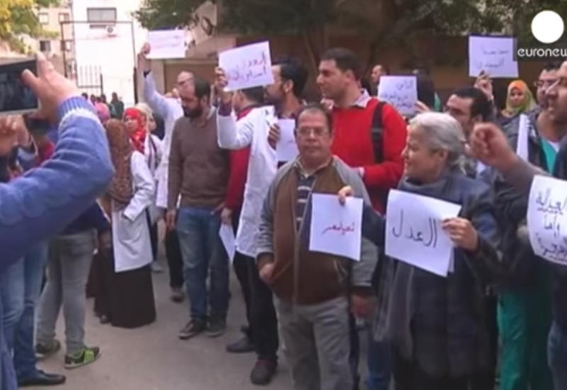 Египетские врачи вышли на улицы против полицейского произвола
