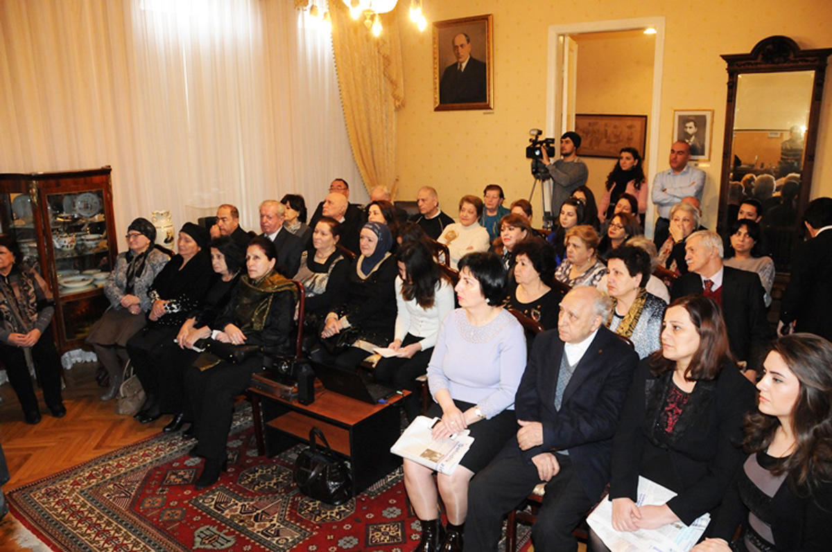 В Баку почтили память писателя Вели Мамедова