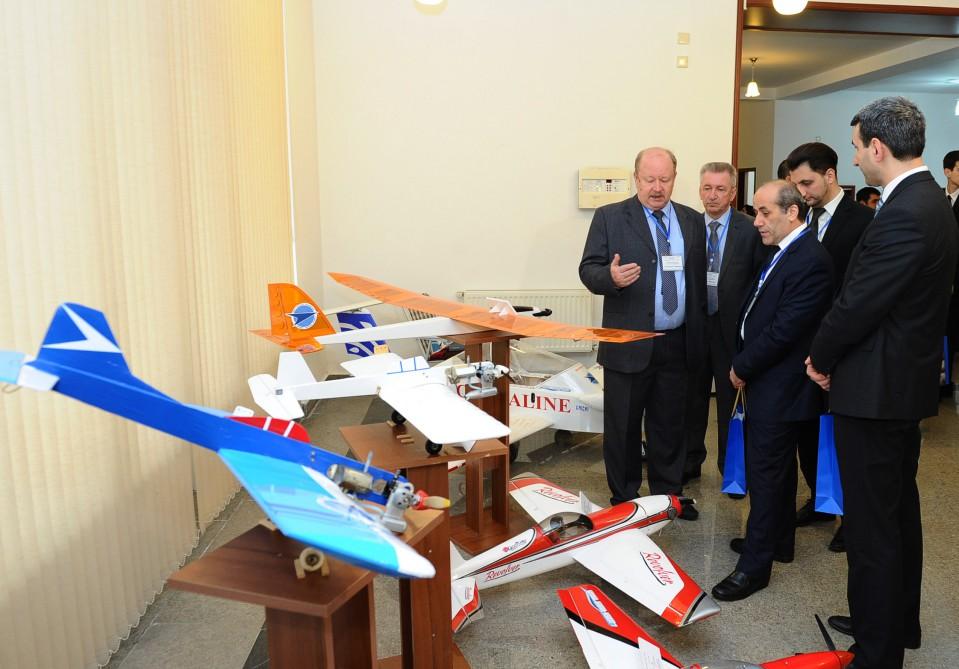 На Бакинской конференции обсуждается роль молодежи в решении проблем авиации