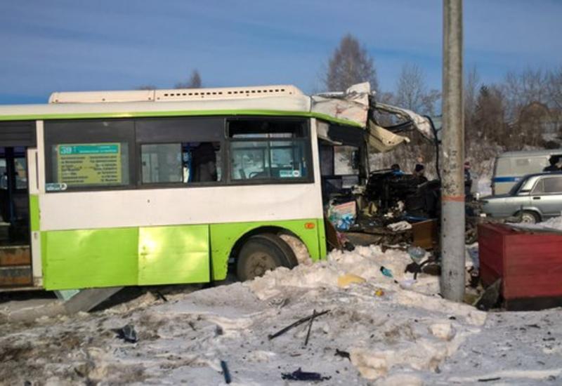 Автобус влетел в поезд на трассе "Ижевск-Аэропорт"