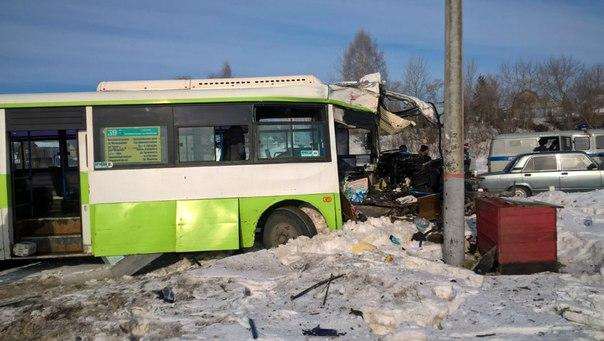 Автобус влетел в поезд на трассе "Ижевск-Аэропорт"