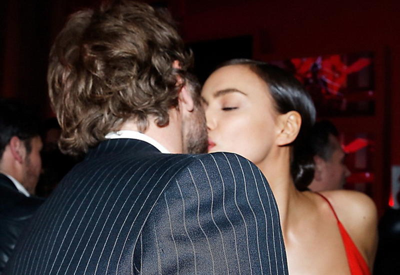 Поцелуй ирине. Страстно целуются на вечеринке. Irina Shayk kissing. Irina Shayk hot Kiss. Поцеловать Ирину.