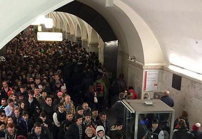 Xüsusi rejimin tətbiqi ilə bağlı Moskva metrosunda uzun növbələr yaranıb