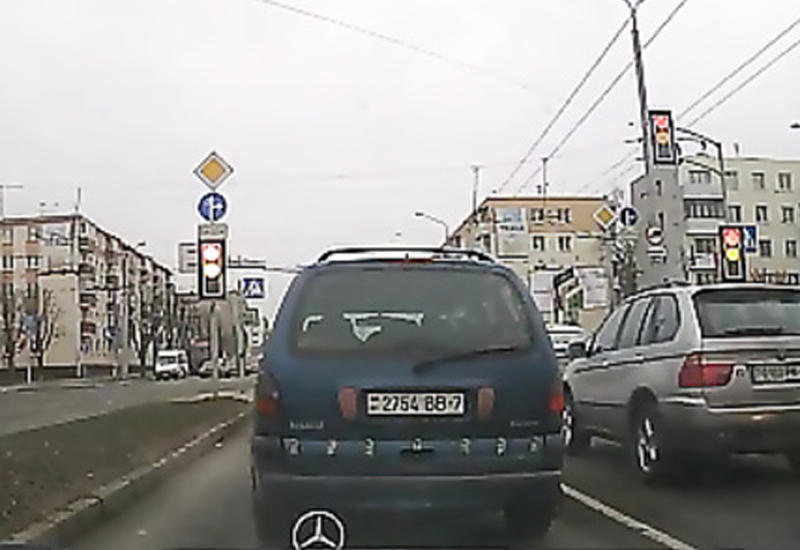 Камеры засняли летающий Mercedes на перекрестке в Минске