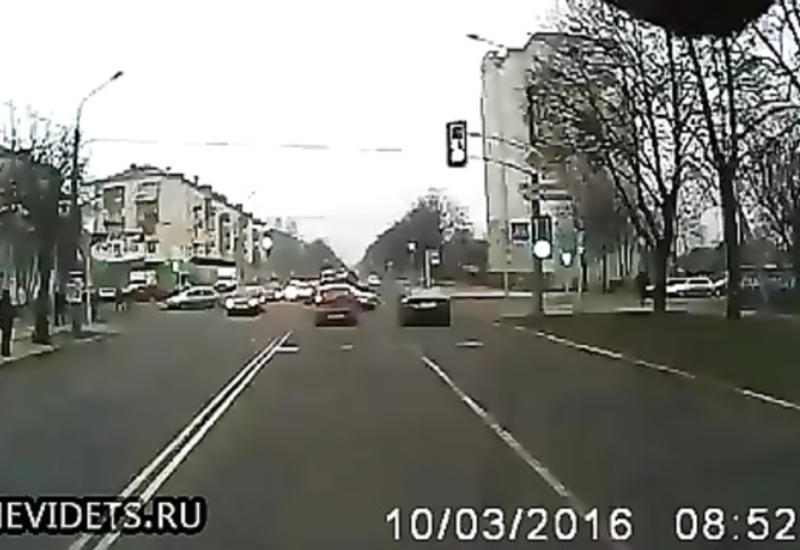 Резкое столкновение двух машин в Минске попало на камеру