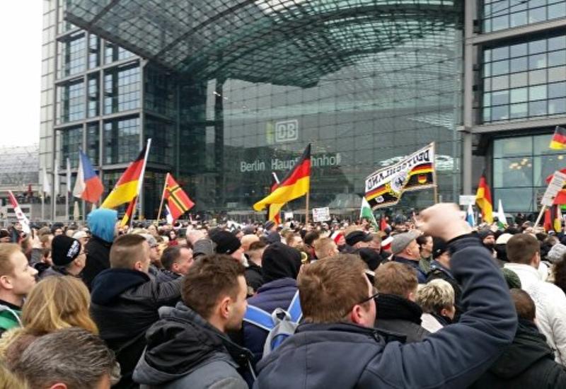 Жители Берлина протестуют против политики Меркель