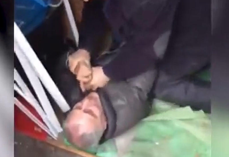 Женщина засняла, как "врач избивал связанного мужчину" в Москве