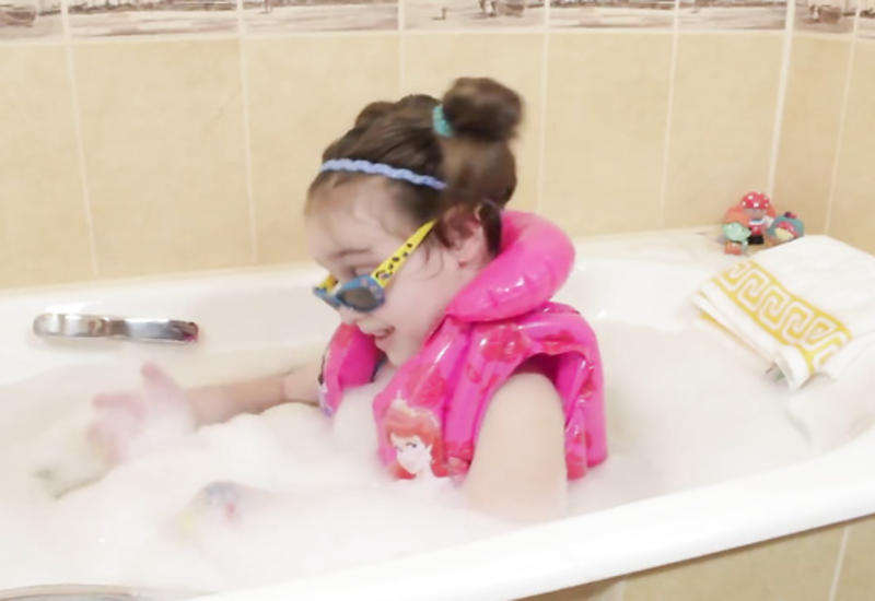 Как помыть голову ребенку, который жутко это не любит