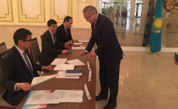 Посол Казахстана в Азербайджане проголосовал на парламентских выборах РК в Баку