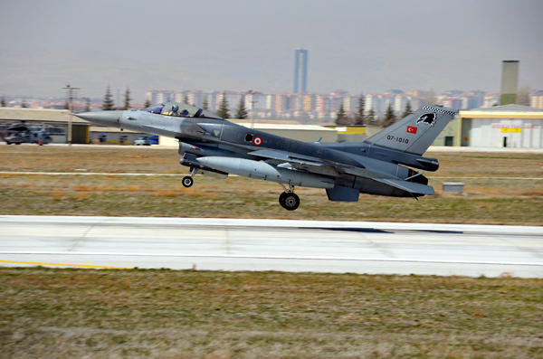 ВВС Азербайджана и Турции уничтожили стратегические объекты условного врага