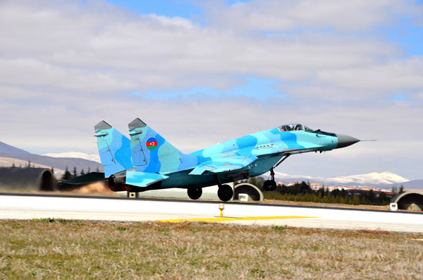 ВВС Азербайджана и Турции уничтожили стратегические объекты условного врага