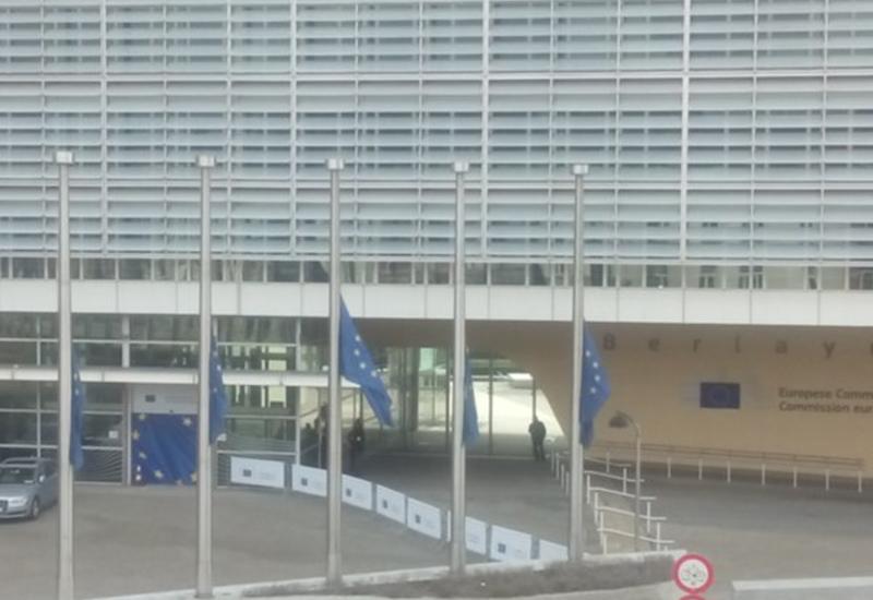 У штаб-квартиры Евросоюза в Брюсселе приспущены флаги