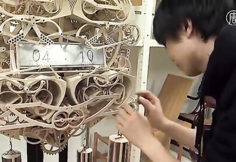 Японец создал уникальные деревянные часы