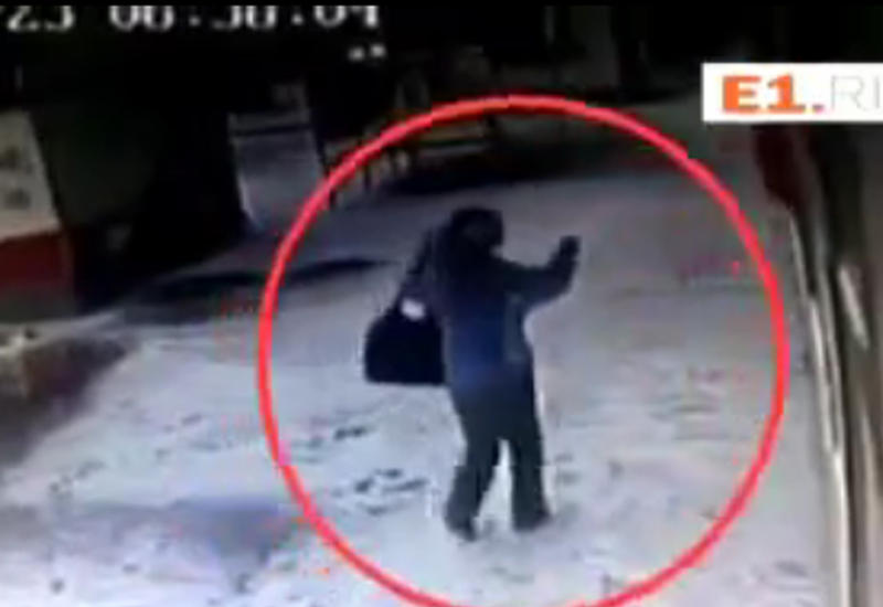 Гибель женщины под трамваем попала на камеру в Екатеринбурге