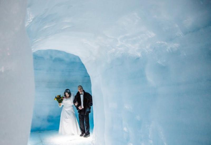 Британская пара первой в мире поженилась внутри ледника