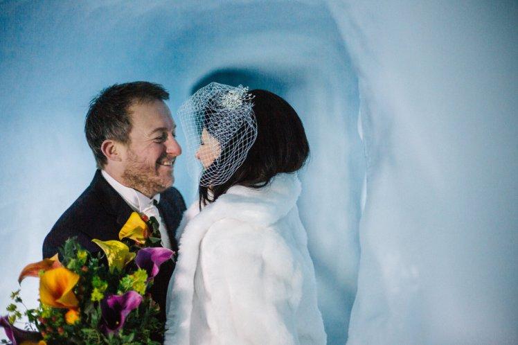 Британская пара первой в мире поженилась внутри ледника
