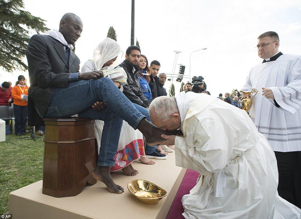 Папа Франциск помыл ноги мигрантам-мусульманам