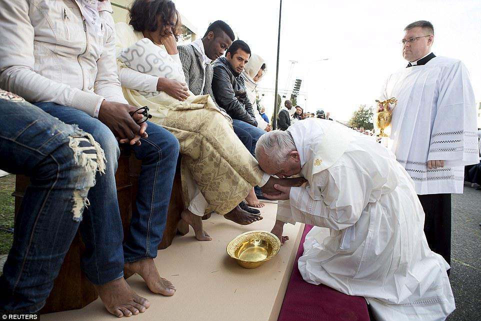 Папа Франциск помыл ноги мигрантам-мусульманам