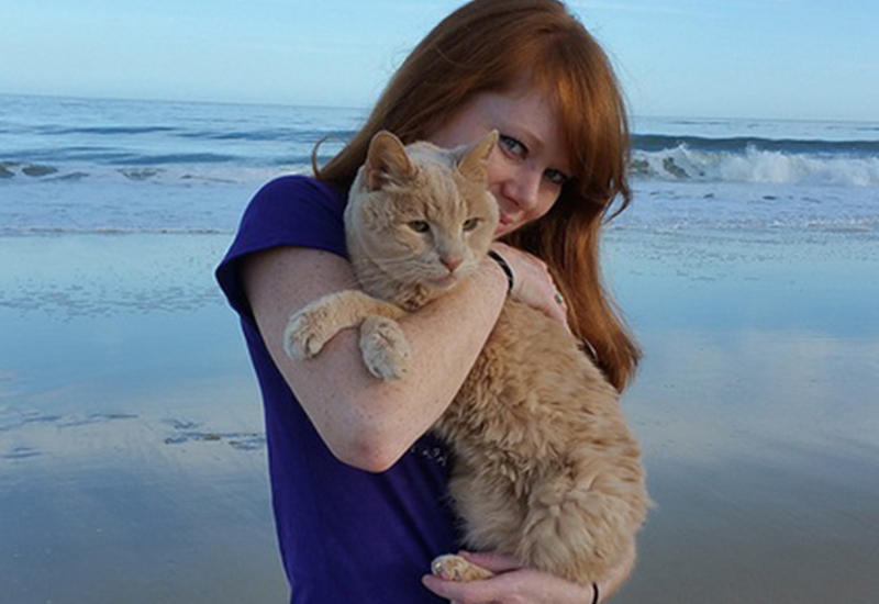 Девушка спасла 21-летнего кота, которого бросил хозяин, и решила скрасить последние дни его жизни