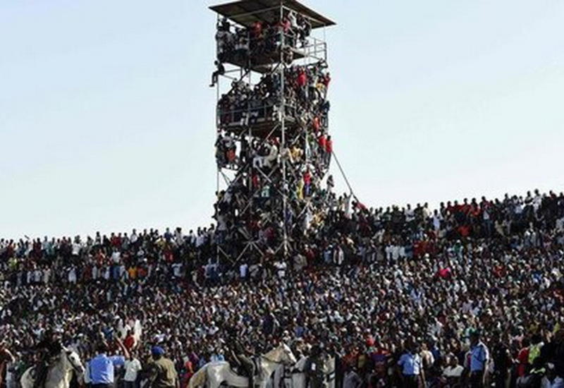 На 16-тысячном стадионе в Нигерии уместилось 40 тысяч человек