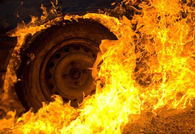 В Баку сгорел грузовик